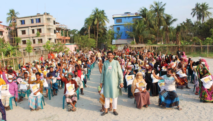 রূপগঞ্জে কেন্দ্রীয় যুবলীগ নেতার ঈদ উপহার খাদ্য সামগ্রী বিতরণ