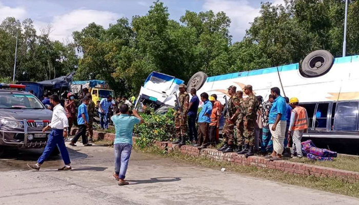 টাঙ্গাইলে সড়ক দুর্ঘটনায় একই পরিবারের ৩ জন সহ নিহত ৬ জন