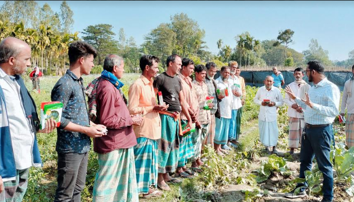 অসহায় কৃষকদের মাঝে বিনামূলে বীজ বিতরণ 