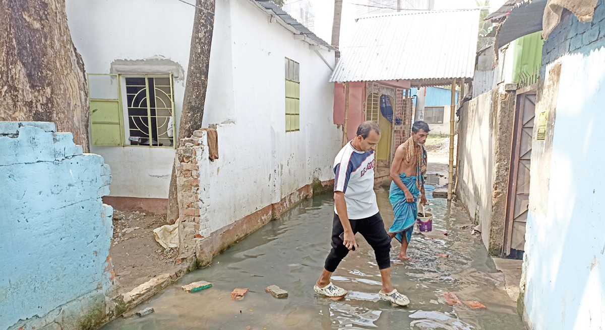 নারায়ণগঞ্জের সুইপার কলোনিতে জলাবদ্ধতায় জনদুর্ভোগ