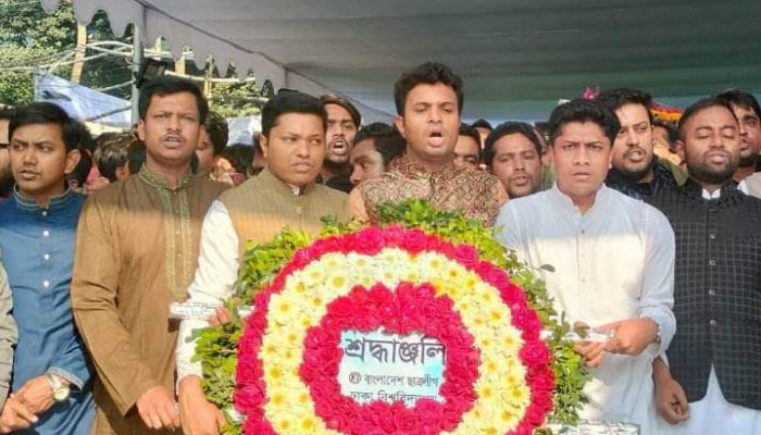 স্বদেশ প্রত্যাবর্তন দিবসে বঙ্গবন্ধুর প্রতিকৃতিতে ছাত্রলীগের শ্রদ্ধা