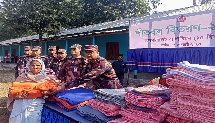 ফুলবাড়ী সীমান্তে বিজিবি’র শীতবস্ত্র, বিনামূল্যে চিকিৎসা সেবা ও ঔষধ বিতরণ