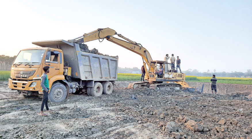 কৃষি জমির মাটি যাচ্ছে ইটভাটায়