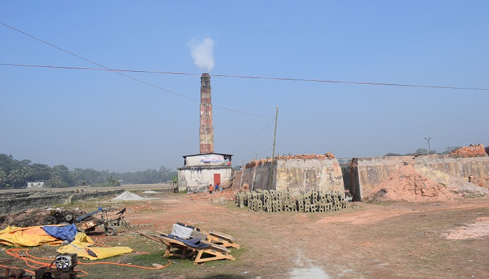 অবৈধ ইটভাটা চালু হওয়ায় কৃষি জমির ব্যাপক ক্ষতি