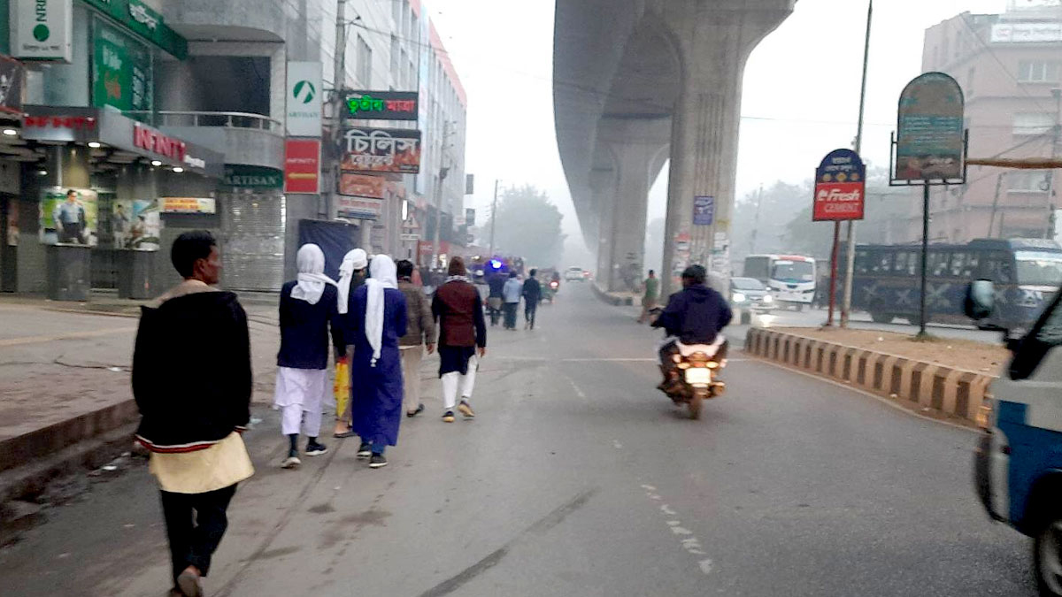 হেঁটেই ইজতেমার ময়দানে হাজার হাজার মানুষ