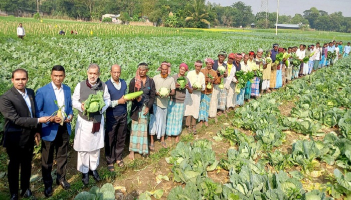 রাউজানে কৃষি উন্নয়নে কৃষকদের যা উপকরণ প্রয়োজন তার সবটুকু আমরা দিচ্ছি: ফজলে করিম চৌধুরী