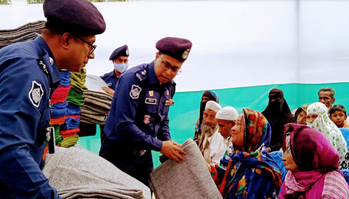 হাজীগঞ্জ থানা পুলিশের উদ্যোগে দুস্থ-অসহায়ের মাঝে শীতবস্ত্র বিতরণ