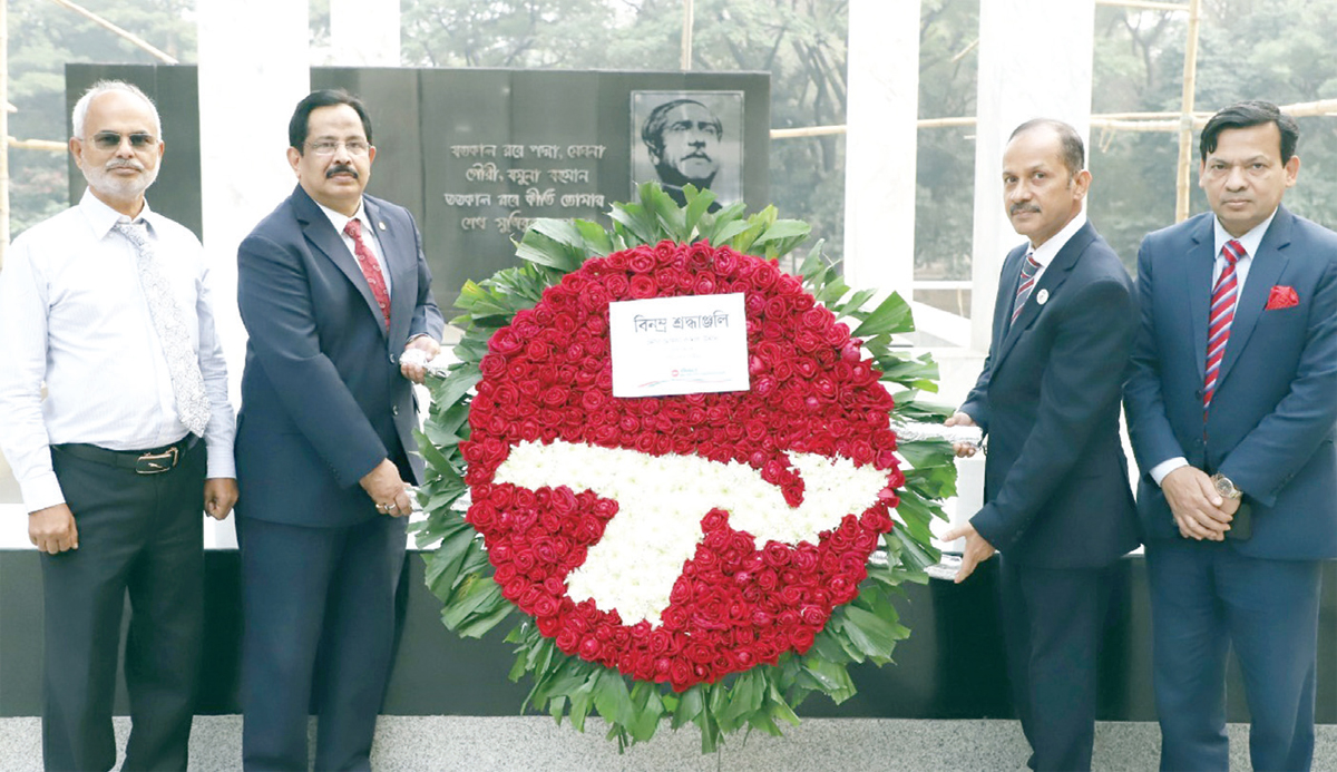 জাতির পিতার প্রতিকৃতিতে বিমানের চেয়ারম্যান ও এমডির শ্রদ্ধাঞ্জলি