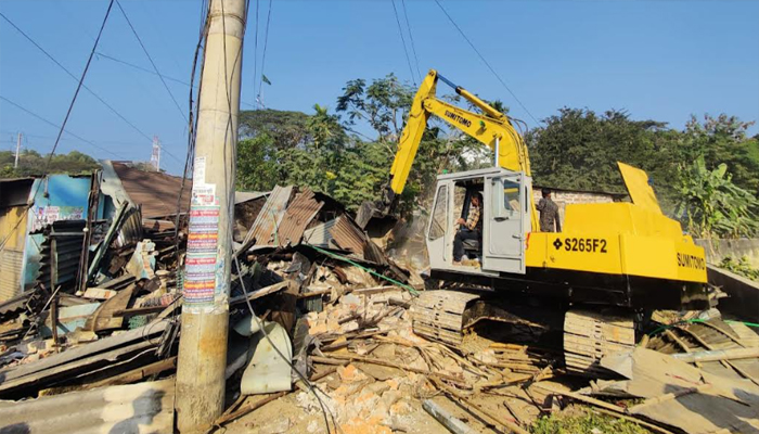 চট্টগ্রামের বৃহৎ চোরাকারবারি ও মাদকের স্পট উচ্ছেদ করলো রেলওয়ে কর্তৃপক্ষ 