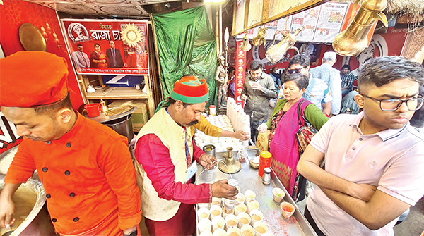 দর্শনার্থীদের মন কেড়েছে ‘বিখ্যাত রাজা চা’