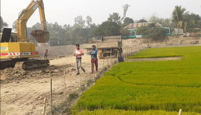 সিরাজগঞ্জে ফসলি জমিতে অবৈধভাবে পুকুর খনন 