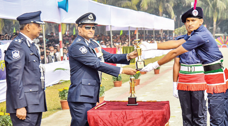 খুলনায় পুলিশের ৮৮৫ প্রশিক্ষণার্থীর সমাপনী কুচকাওয়াজ