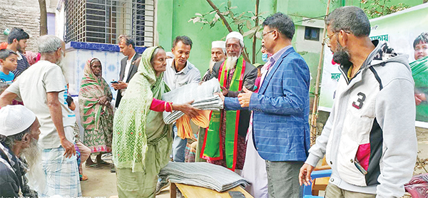 শীতার্ত মানুষের পাশে বন্ধুরা