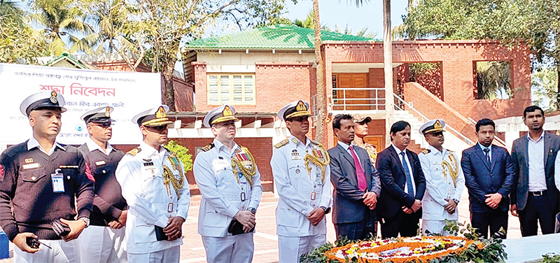 বঙ্গবন্ধুর সমাধিতে মোংলা বন্দর চেয়ারম্যানের শ্রদ্ধা