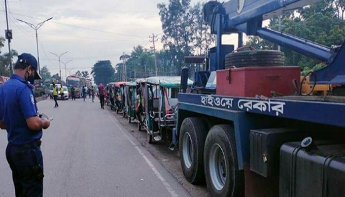 সাভারের মহাসড়কে থ্রি-হুইলার বন্ধে পুলিশের অভিযান