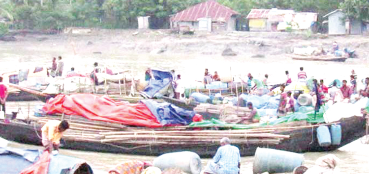 ভাগ্য পরিবর্তনের নেশায় দুবলার চরের জেলেরা