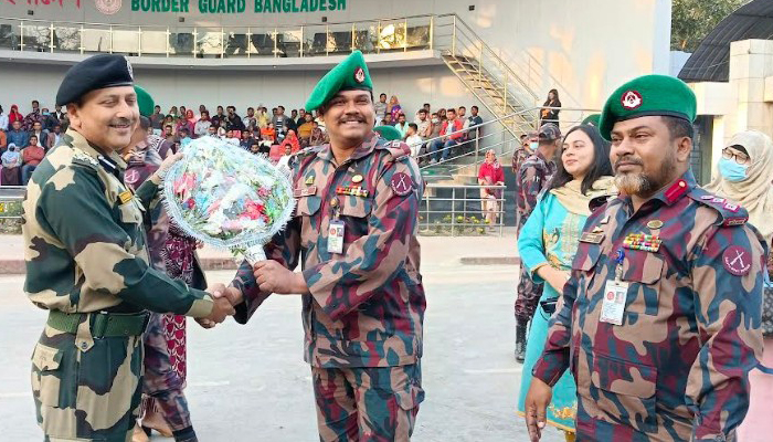 ভালোবাসা দিবস উপলক্ষে বিজিবি-বিএসএফের মধ্যে ফুল বিতরণ 