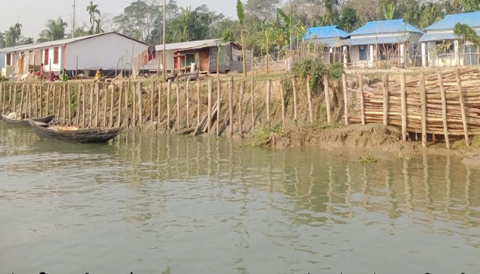 কাউখালীতে মুজিব বর্ষের ঘর সংরক্ষণের প্যালাসাইডিং কাজে অনিয়ম