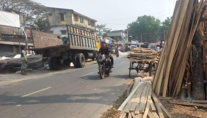 দুমকিতে মহাসড়কের জায়গা দখল করে ব্যবসায়ীদের ব্যবসা পরিচালনা 