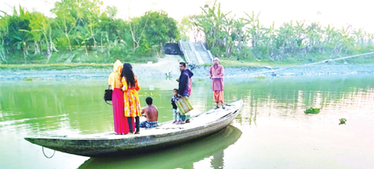 ৫২ বছর ধরে রশি টেনে খেয়া পারাপার