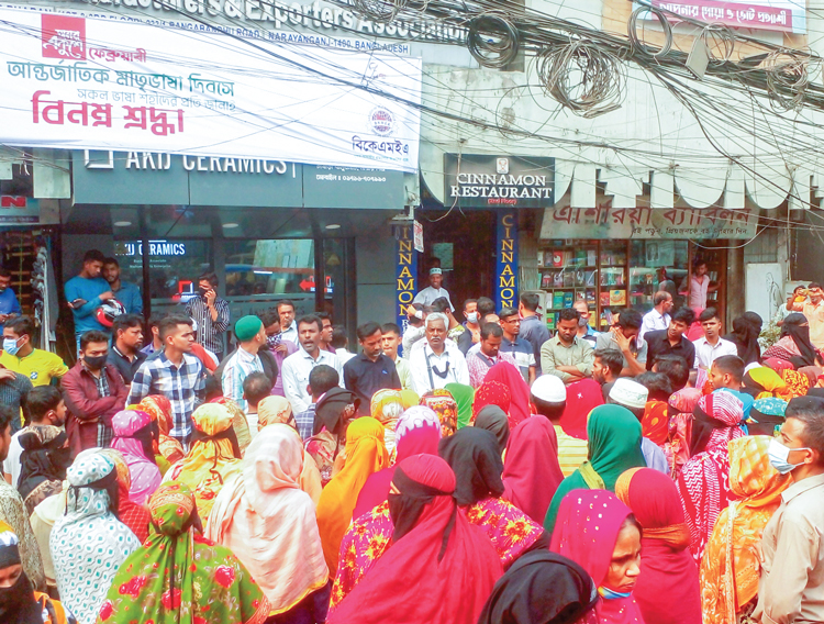 না.গঞ্জে বন্ধ ঘোষিত গার্মেন্ট খুলে দেয়ার দাবিতে বিক্ষোভ