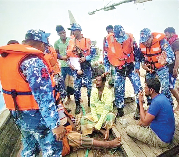 বঙ্গোপসাগর থেকে চার  জেলেকে জীবিত উদ্ধার করেছে কোস্ট গার্ড