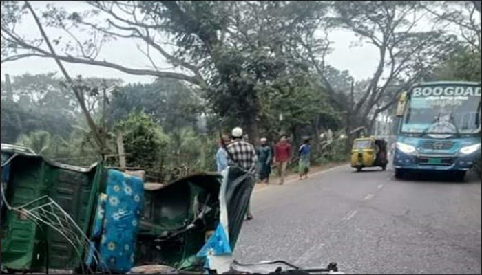 চাঁদপুরে বাস-অটোরিকশার মুখোমুখি সংঘর্ষে নিহত ৩