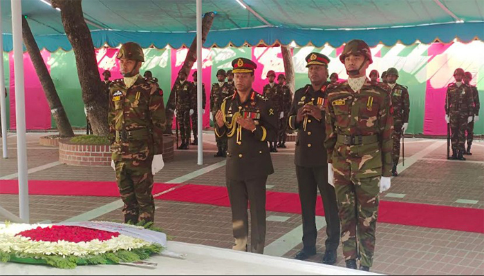 টুঙ্গিপাড়ায় জাতির পিতার সমাধিতে সেনাপ্রধানের শ্রদ্ধা