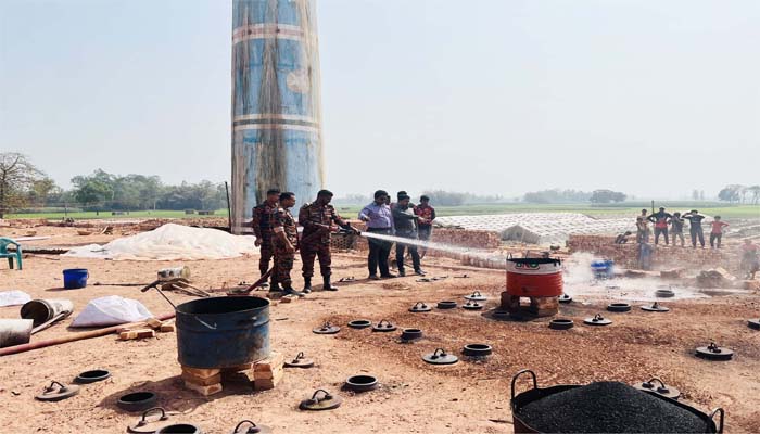 পার্বতীপুরে অনুমোদনবিহীন এক ইটভাটায় দুই লাখ টাকা জরিমানা