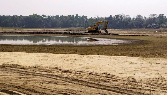 অবৈধভাবে মাটি কাটায় আওয়ামী লীগ নেতাকে জরিমানা