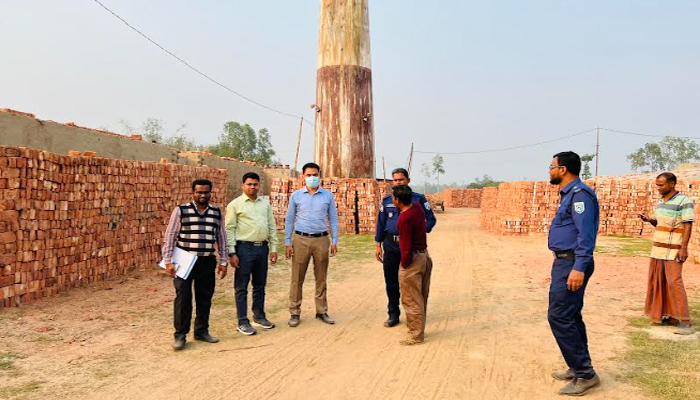 চিরিরবন্দরে  অনুমোদনবিহীণ এক  ইটভাটায় দেড় লাখ  টাকা জরিমানা