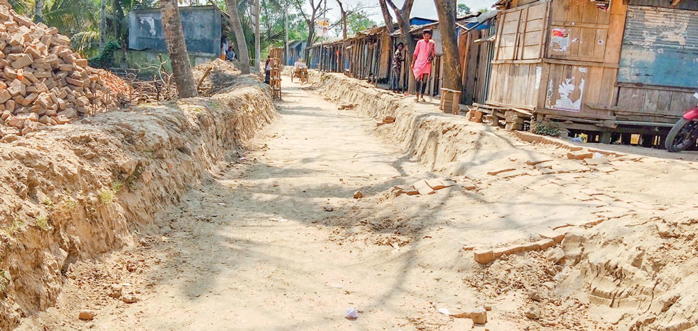 সংস্কারের নামে খোড়া রাস্তা ৪ মাস ধরে পড়ে আছে