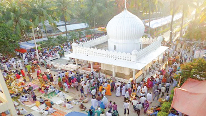 দাওয়াত নেই, পত্র নেই তবুও বসেছে সাধুর হাট