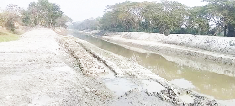 ধীরে চলছে গড়ের খাল খনন কাজ