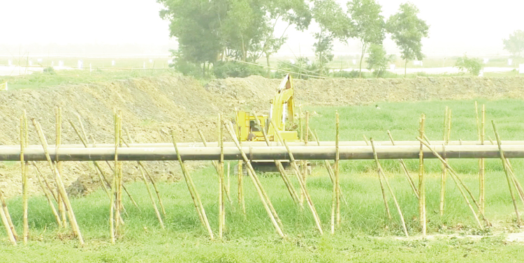 কৃষকের জমিতে আবাসন কোম্পানির বালু ভরাটের চেষ্টা