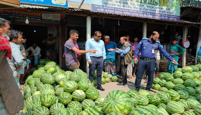 মুন্সীগঞ্জে অধিক মূল্যে বীজ ও কীটনাশক বিক্রি, ২০ হাজার টাকা জরিমানা 