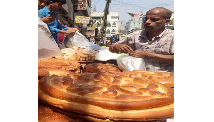 শবে বরাতে পুরান ঢাকার ফেন্সি রুটি