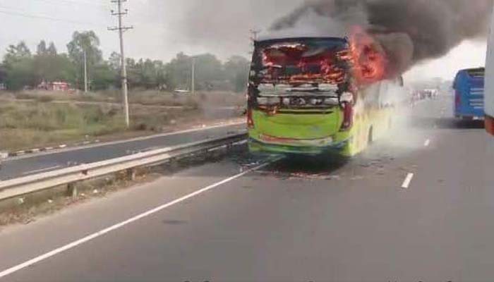 ঢাকা-মাওয়া বঙ্গবন্ধু এক্সপ্রেসওয়েতে যাত্রীবাহী বাসে আগুন 