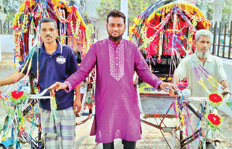 দুইজনকে দুটি রিকশা দিলেন মানবিক যুবক ছবির