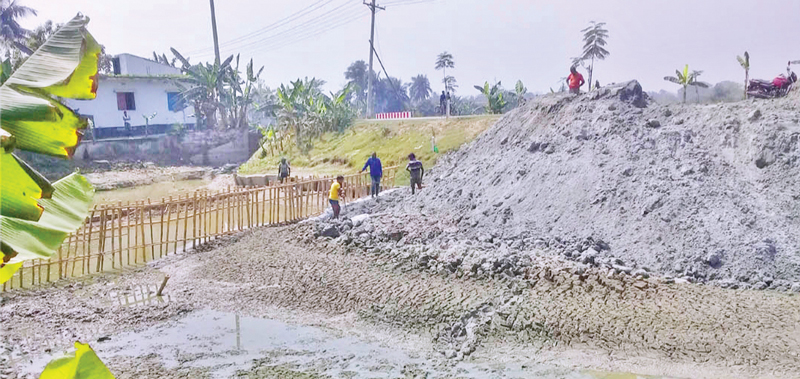 কালভার্টের মুখ বন্ধ করে মাটি ভরাট