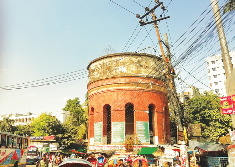 চলছে মাজার ব্যবসা ও চাঁদাবাজি সন্ধ্যার পর বসে সিদ্ধির আসর