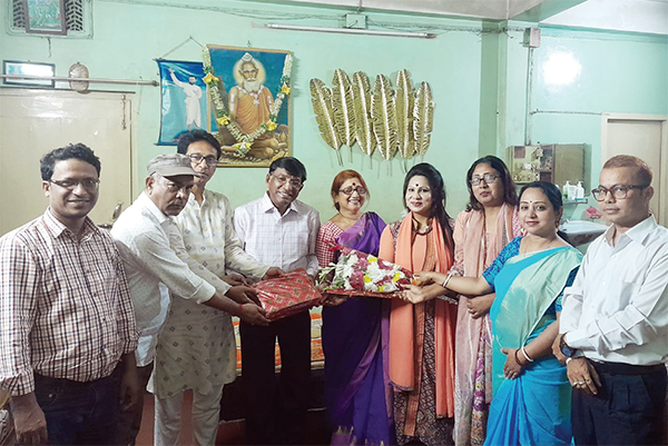 নারী দিবসে সংগীতশিল্পী কৃষ্ণা সাহাকে সংবর্ধনা