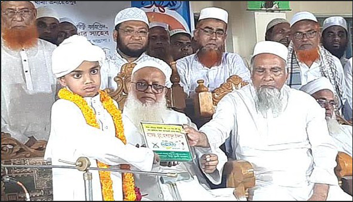 সিরাজগঞ্জে ১৩৫ দিনে কোরআনের হাফেজ হওয়ায় শিশুকে সংবর্ধনা