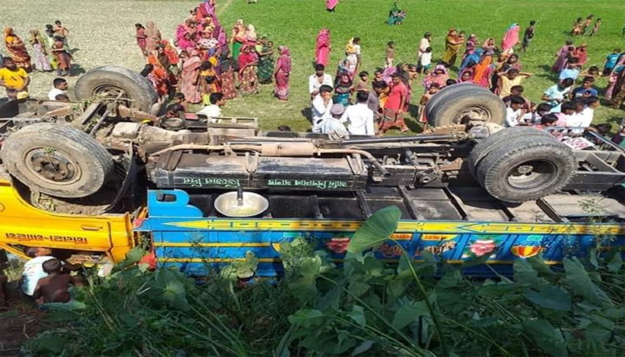 সিরাজগঞ্জে ট্রাক উল্টে শ্রমিক নিহত, আহত ২