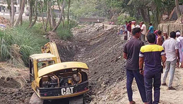 সিরাজগঞ্জে এলাকাবাসীর উদ্যোগে দেড় কিলোমিটার রাস্তা নির্মাণ