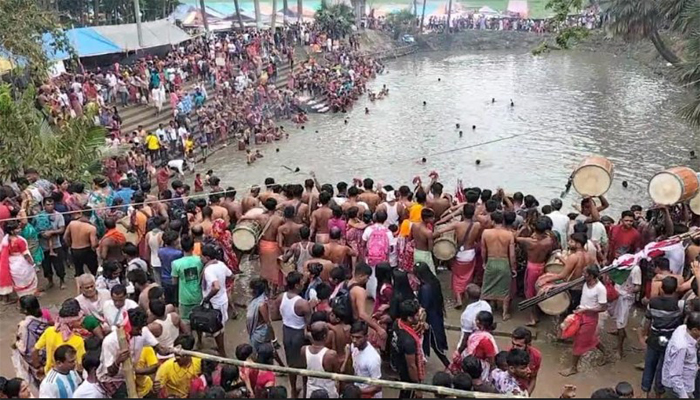 গোপালগঞ্জের ওড়াকান্দিতে শুরু হয়েছে দক্ষিণ-পশ্চিমাঞ্চলের সর্ববৃহৎ মহা বারুনীর স্নান উৎসব