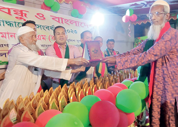 বীর মুক্তিযোদ্ধাদের সম্মান জানাল কদমতলীর বন্ধুরা