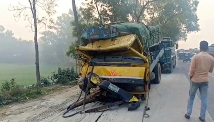 টাঙ্গাইলে দুই ট্রাকের মুখোমুখি সংঘর্ষে চালক নিহত, আহত দুই