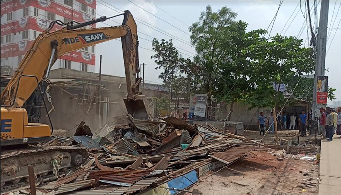 নারায়ণগঞ্জে শতাধিক অবৈধ স্থাপনা উচ্ছেদ করল সড়ক ও জনপথ বিভাগ