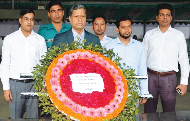 বঙ্গবন্ধুর প্রতিকৃতিতে প্রধান তথ্য কমিশনারের শ্রদ্ধা নিবেদন